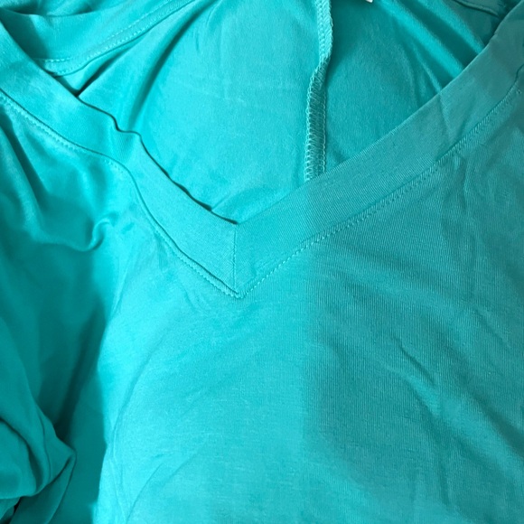 NWT Women’s short sleeve V-neck flowy top by Zenana, SZ-L - Picture 6 of 7